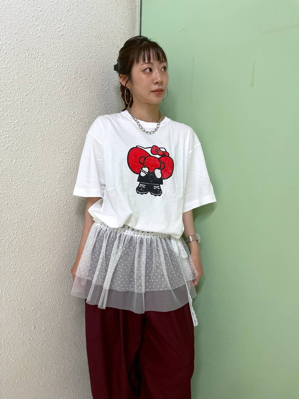 ブラック系のサンダル、パープル系のその他パンツ、ホワイト系のデジタル腕時計を着用したレディースの夏コーディネートの3枚目の写真