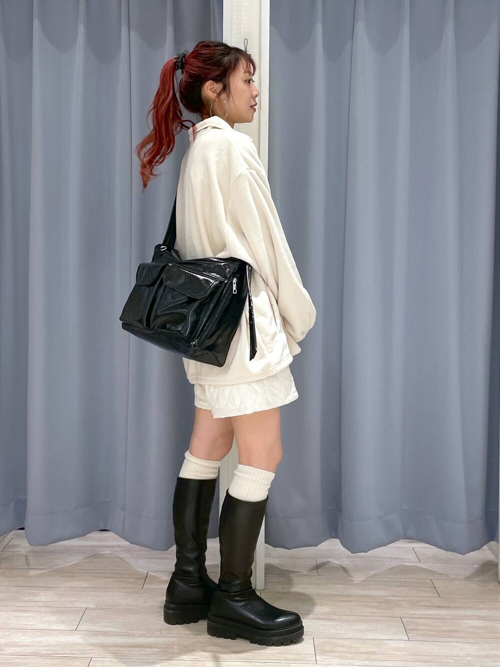 ホワイト系のその他パンツ、ブラック系のブーツ、その他のショルダーバッグを着用したレディースの冬コーディネートの6枚目の写真