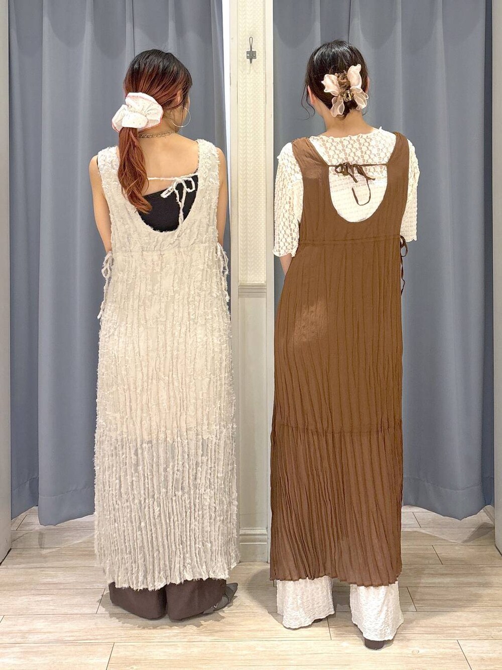 シルバー系のサンダル、ブラウン系のサンダル、グレー系のショルダーバッグを着用したレディースの春コーディネートの4枚目の写真