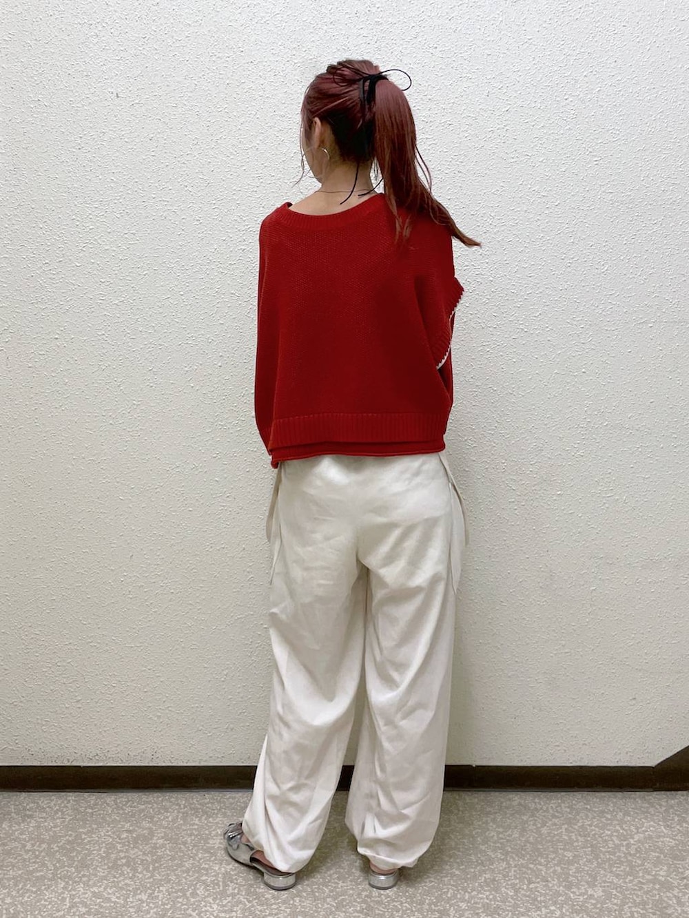 シルバー系のパンプス、ホワイト系のワンピース、ブラック系のボストンバッグを着用したレディースの秋コーディネートの6枚目の写真