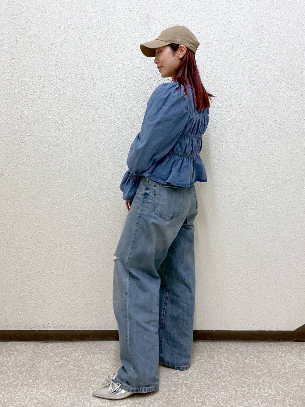 「キャップ、パンプス、デニムパンツ、ブラウス、キャミソール、ハンドバッグ、差し色コーデ、カジュアル、オーバーサイズ、テーマパーク、デート/ロマンティック、春コーデ、夏コーデ、女子会、旅行」｜「LOWRYS FARMのリボンツキ２ＷＡＹミュール　100500（パンプス、シルバー系）」を使った、さとめぐさん（レディース・159cm）の春コーディネートの4枚目の写真
