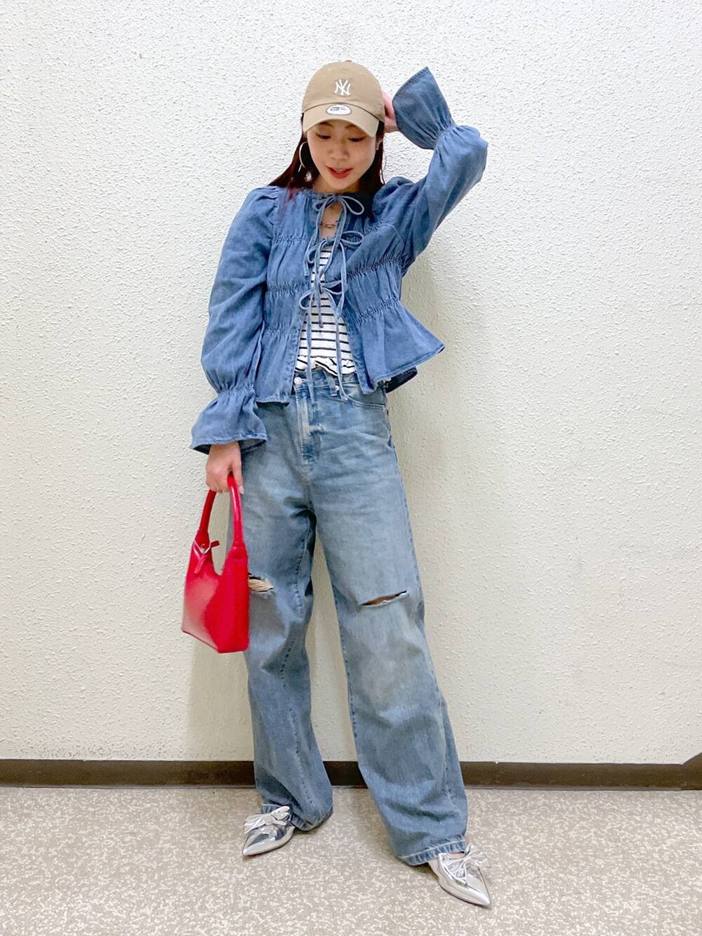 「キャップ、パンプス、デニムパンツ、ブラウス、キャミソール、ハンドバッグ、差し色コーデ、カジュアル、オーバーサイズ、テーマパーク、デート/ロマンティック、春コーデ、夏コーデ、女子会、旅行」｜「LOWRYS FARMのリボンツキ２ＷＡＹミュール　100500（パンプス、シルバー系）」を使った、さとめぐさん（レディース・159cm）の春コーディネートの2枚目の写真