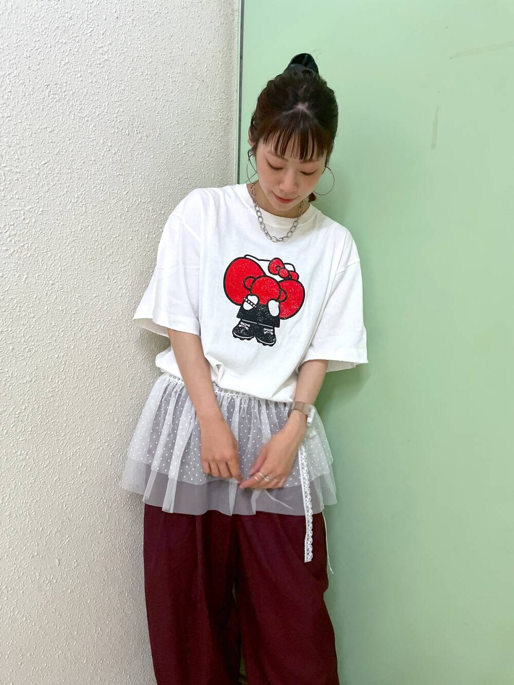 ブラック系のサンダル、パープル系のその他パンツ、ホワイト系のデジタル腕時計を着用したレディースの夏コーディネートの2枚目の写真