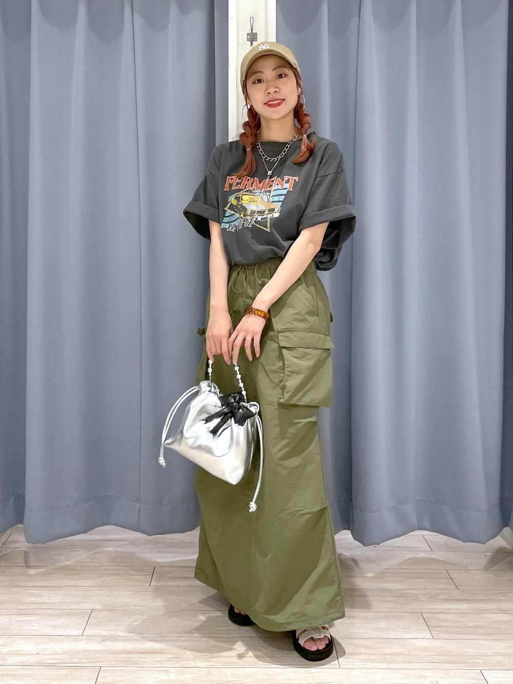 「差し色コーデ、カジュアル、オーバーサイズ、テーマパーク、デート/ロマンティック、春コーデ、夏コーデ、女子会、旅行、ショルダーバッグ、LOWRYS FARM、スカート、サンダル、Tシャツ、おでかけ」|「LOWRYS FARMのループタイネックレス 111654(ネックレス、グレー系)」を使った、さとめぐさん(レディース・159cm)の夏コーディネートの2枚目の写真