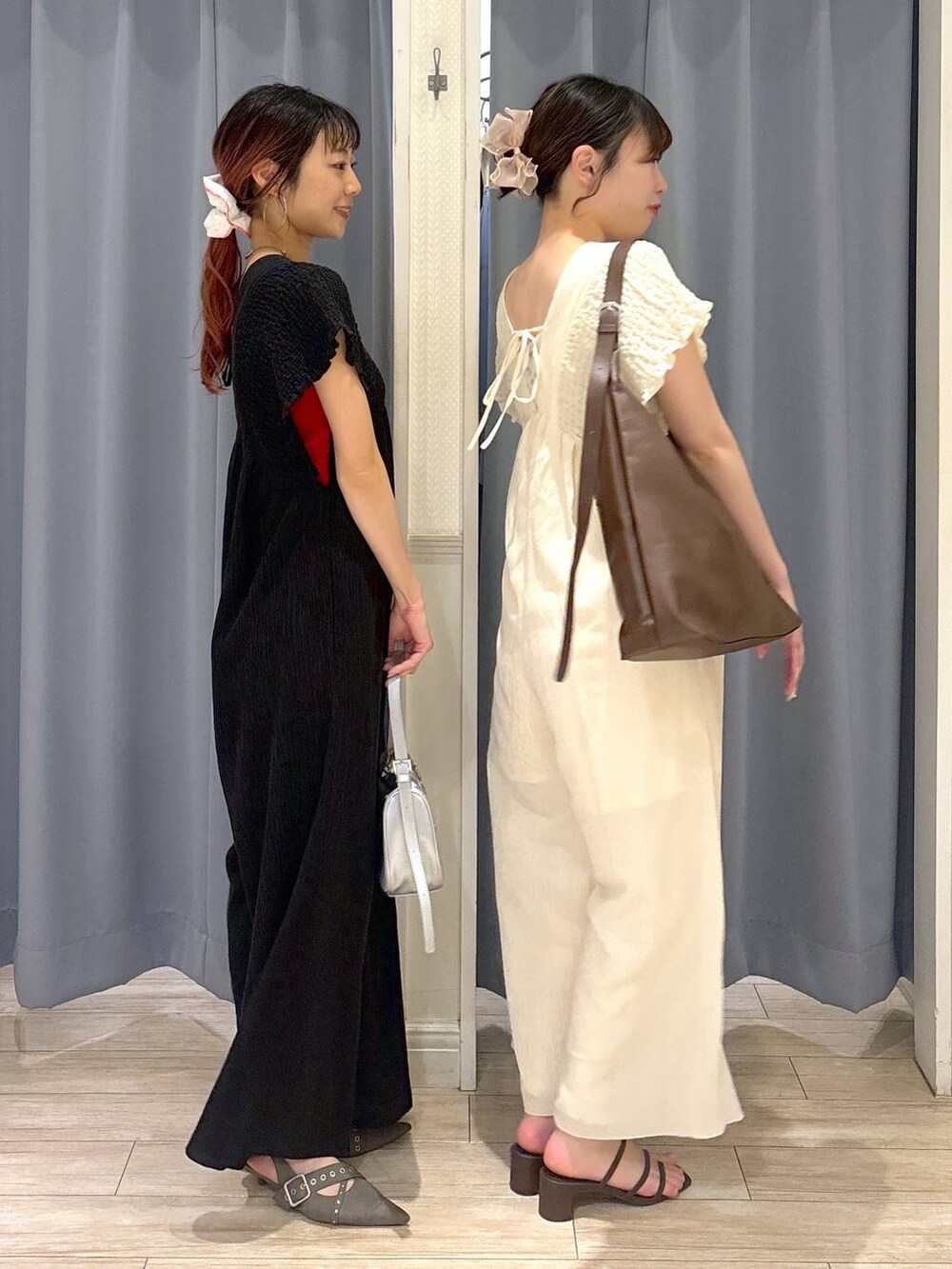 シルバー系のトートバッグ、グレー系のパンプス、ブラック系のサロペット/オーバーオールを着用したレディースの春コーディネートの5枚目の写真