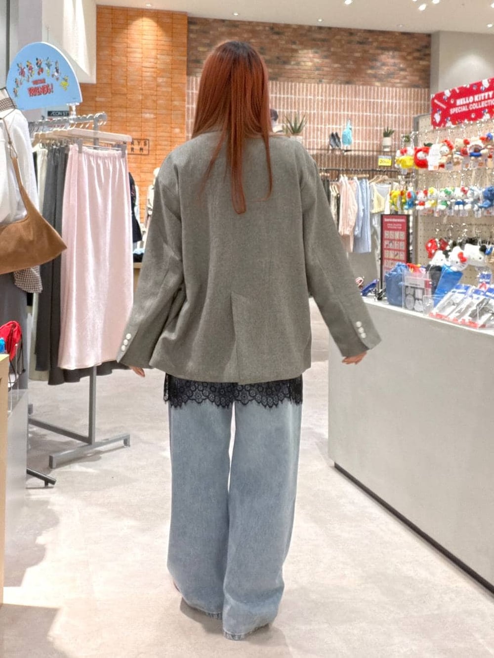 グレー系のテーラードジャケット、ブラック系のTシャツ/カットソー、ブルー系のデニムパンツを着用したレディースの春コーディネートの6枚目の写真