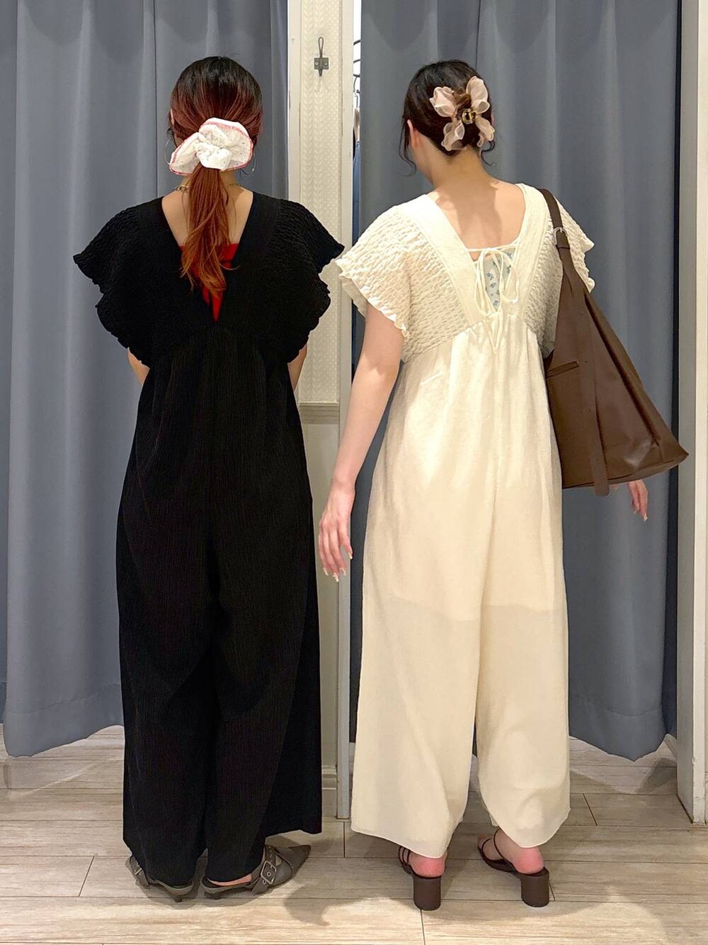 シルバー系のトートバッグ、グレー系のパンプス、ブラック系のサロペット/オーバーオールを着用したレディースの春コーディネートの6枚目の写真