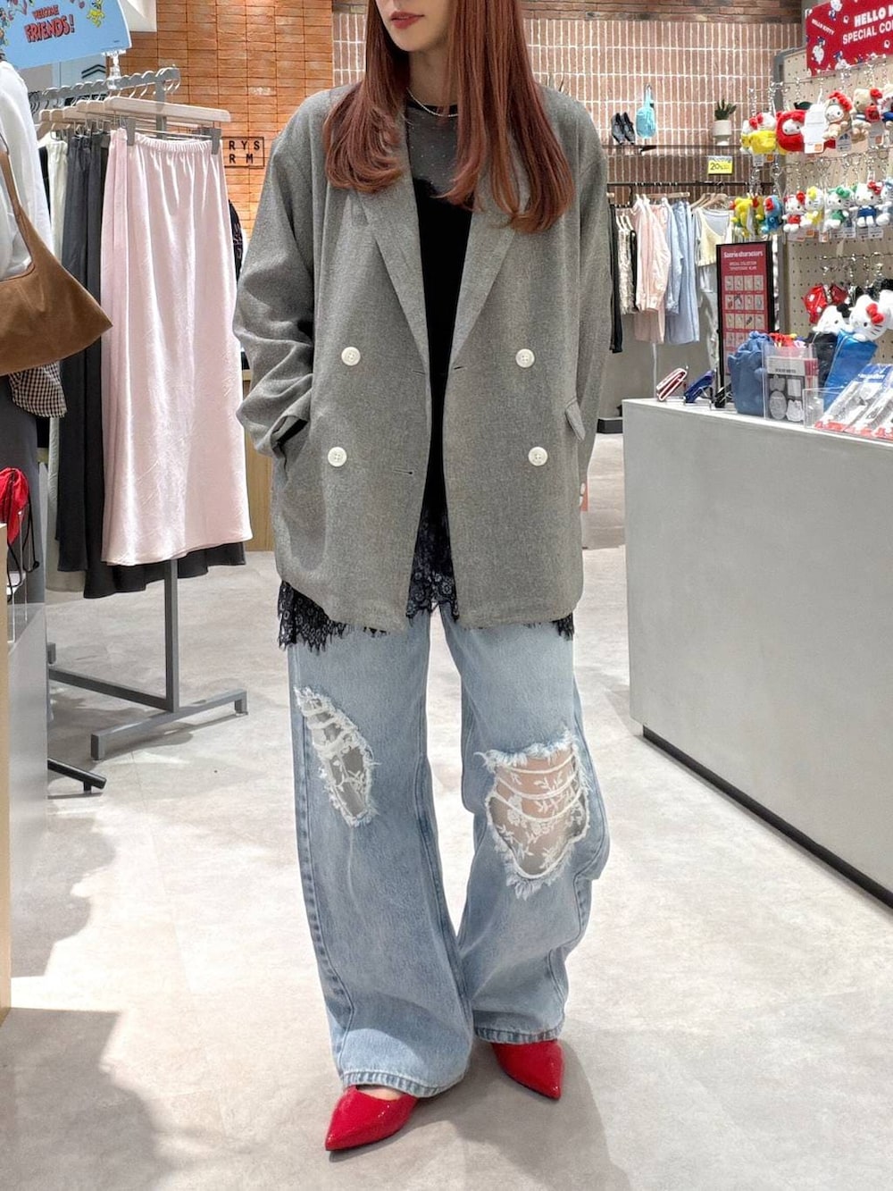 グレー系のテーラードジャケット、ブラック系のTシャツ/カットソー、ブルー系のデニムパンツを着用したレディースの春コーディネートの3枚目の写真