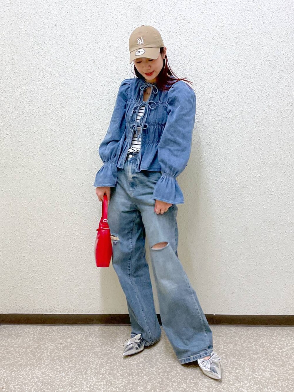 「キャップ、パンプス、デニムパンツ、ブラウス、キャミソール、ハンドバッグ、差し色コーデ、カジュアル、オーバーサイズ、テーマパーク、デート/ロマンティック、春コーデ、夏コーデ、女子会、旅行」｜「LOWRYS FARMのリボンツキ２ＷＡＹミュール　100500（パンプス、シルバー系）」を使った、さとめぐさん（レディース・159cm）の春コーディネートの3枚目の写真