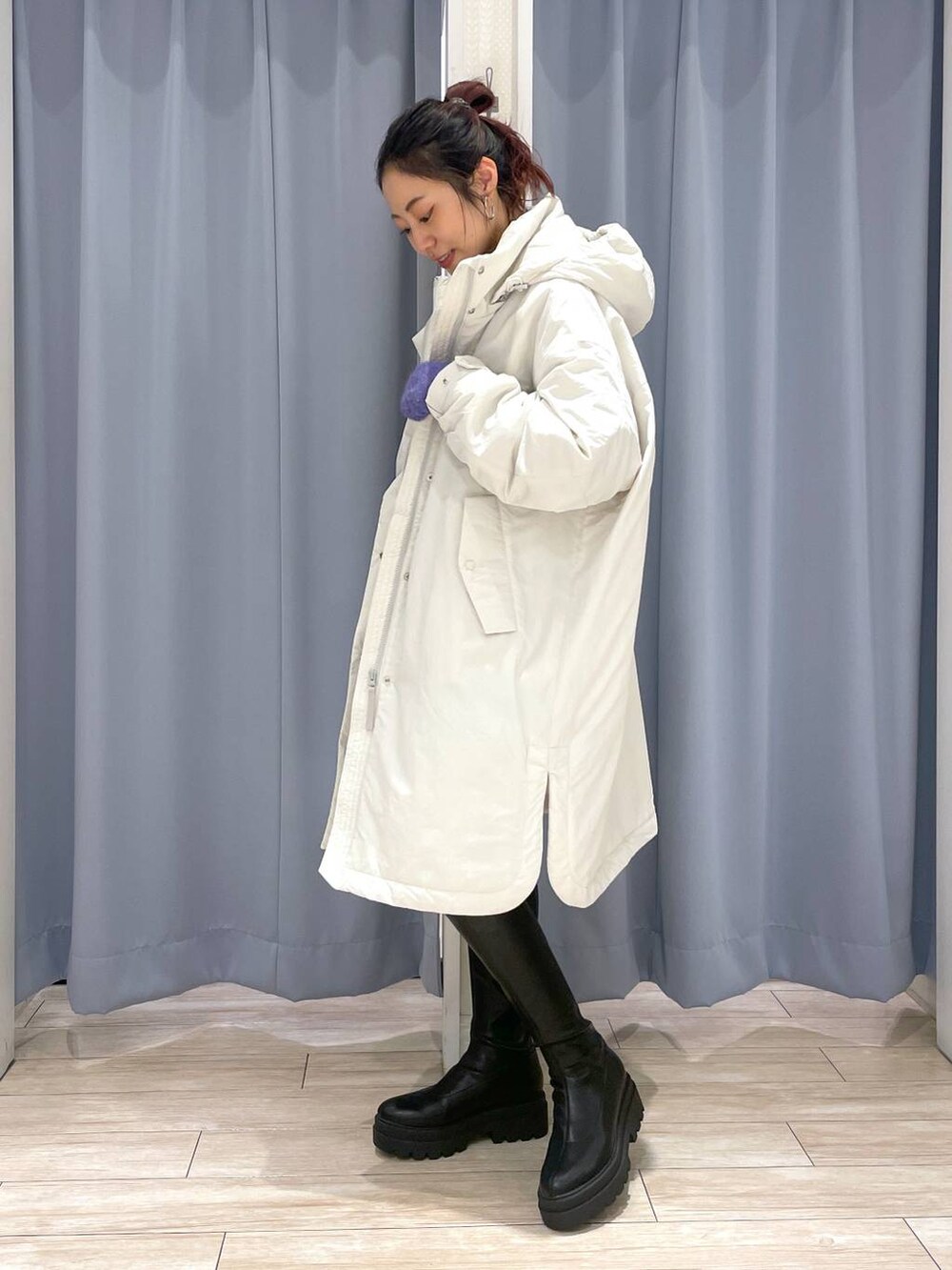 ブラック系のTシャツ/カットソー、ホワイト系のテーラードジャケット、ブラック系のその他パンツを着用したレディースの秋コーディネートの5枚目の写真