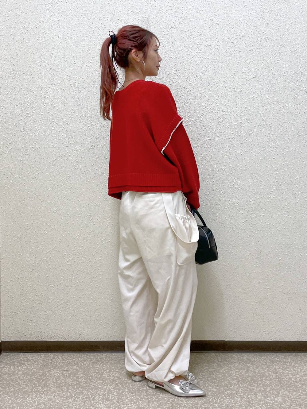 シルバー系のパンプス、ホワイト系のワンピース、ブラック系のボストンバッグを着用したレディースの秋コーディネートの5枚目の写真