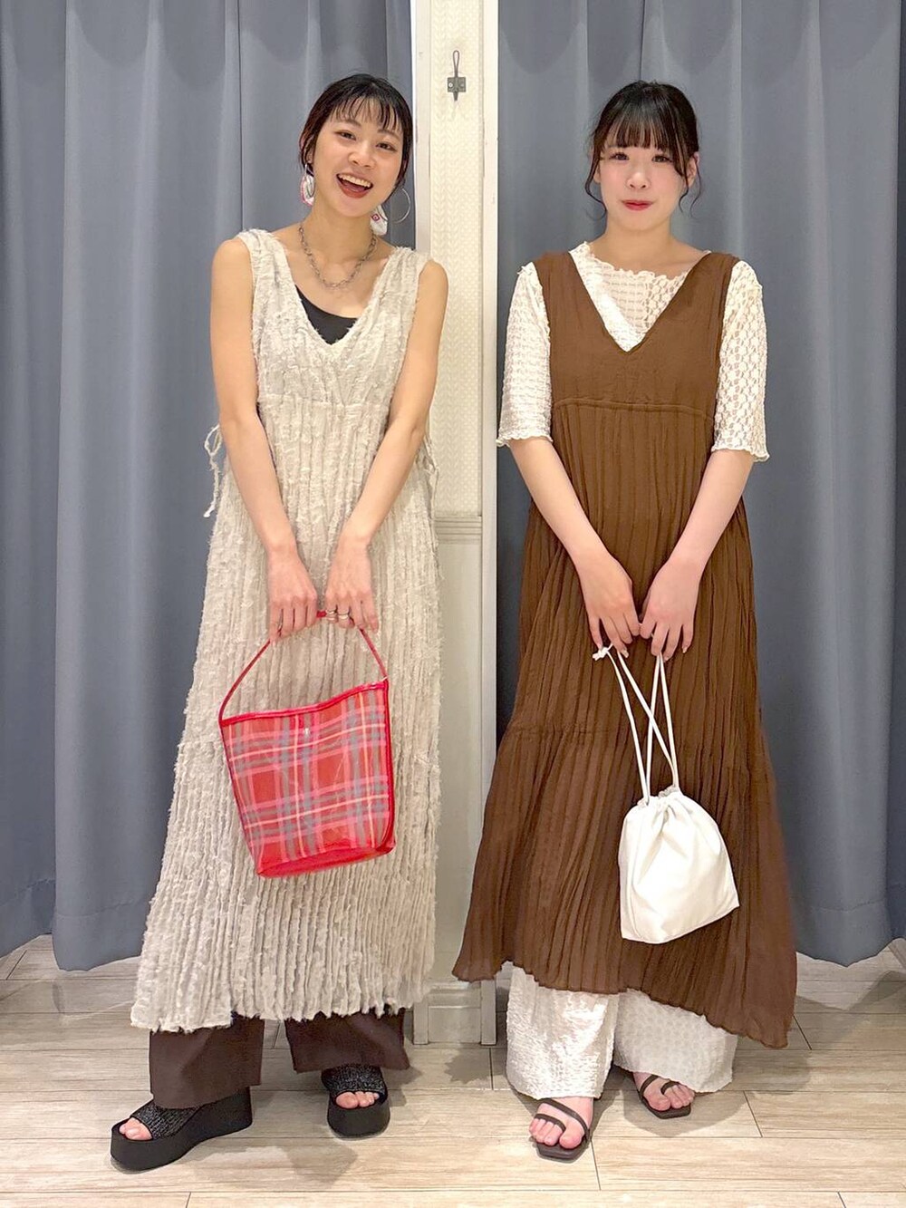 シルバー系のサンダル、ブラウン系のサンダル、グレー系のショルダーバッグを着用したレディースの春コーディネートの2枚目の写真
