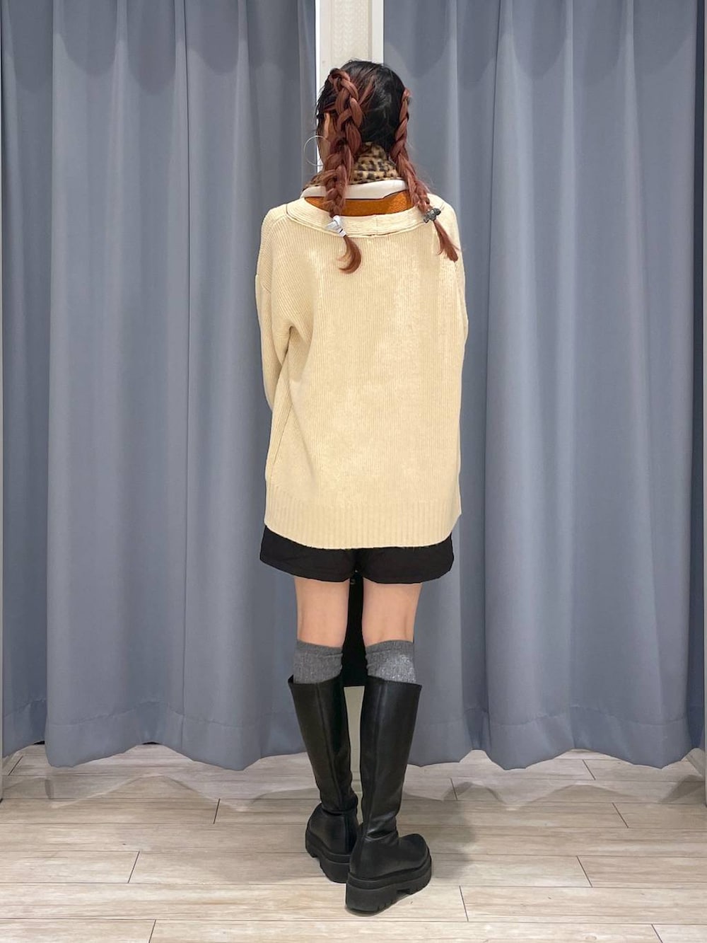 ブラック系のその他パンツ、ブラック系のブーツ、ブラック系のハンドバッグを着用したレディースの冬コーディネートの6枚目の写真