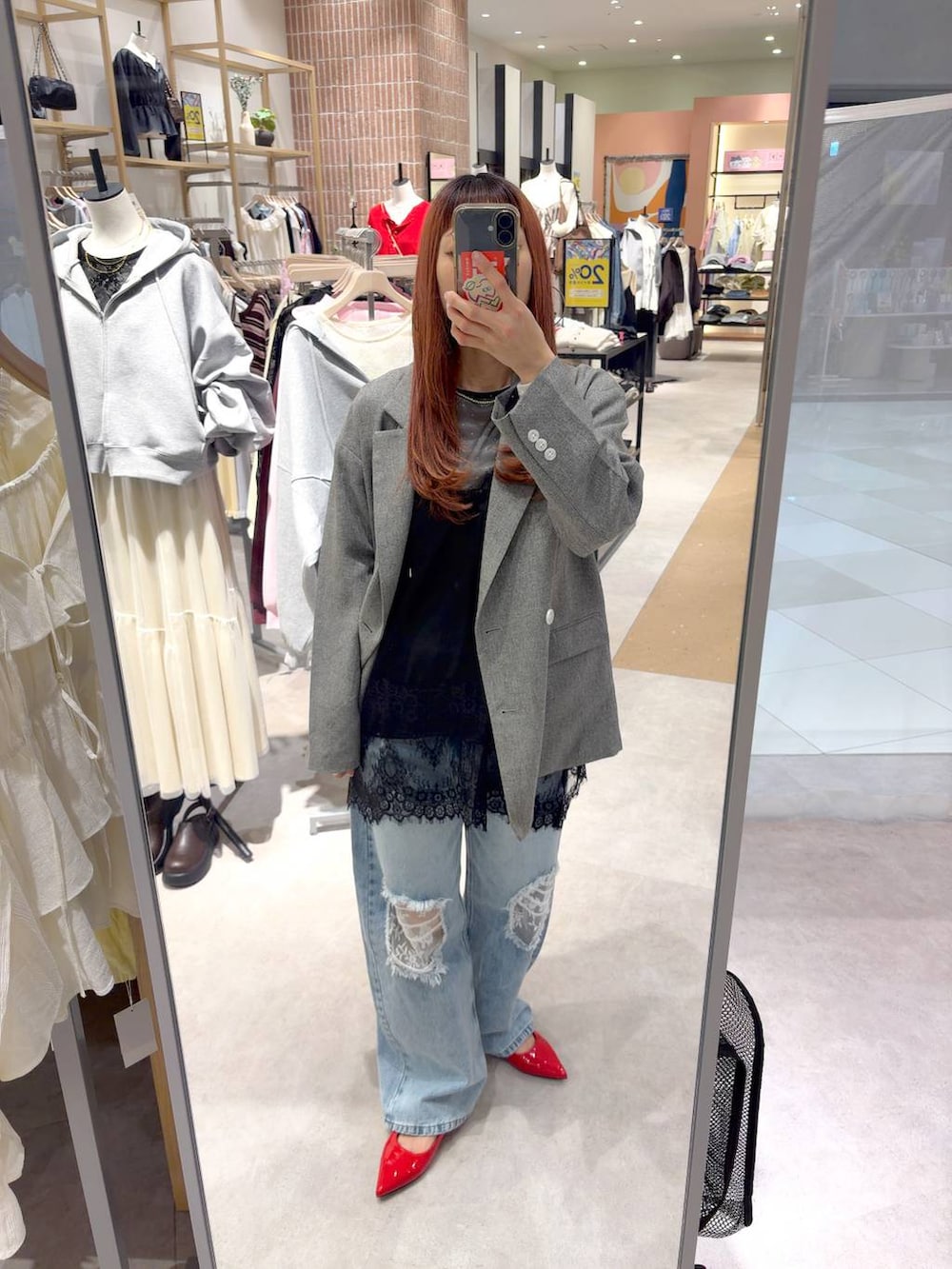 グレー系のテーラードジャケット、ブラック系のTシャツ/カットソー、ブルー系のデニムパンツを着用したレディースの春コーディネートの8枚目の写真