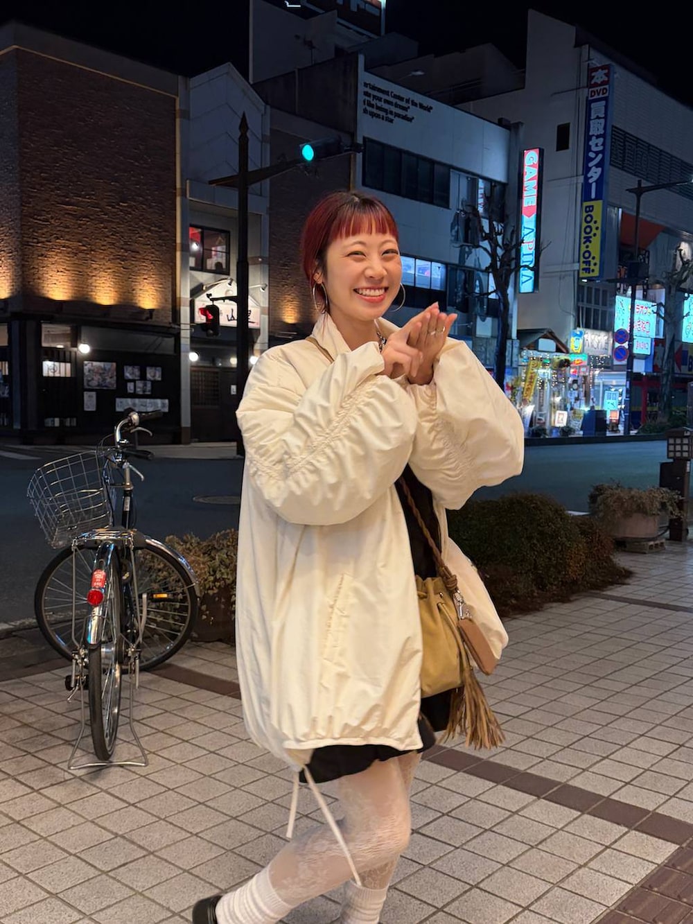 ブラック系のサンダル、ベージュ系のショルダーバッグ、ブラック系のワンピースを着用したレディースの冬コーディネートの3枚目の写真