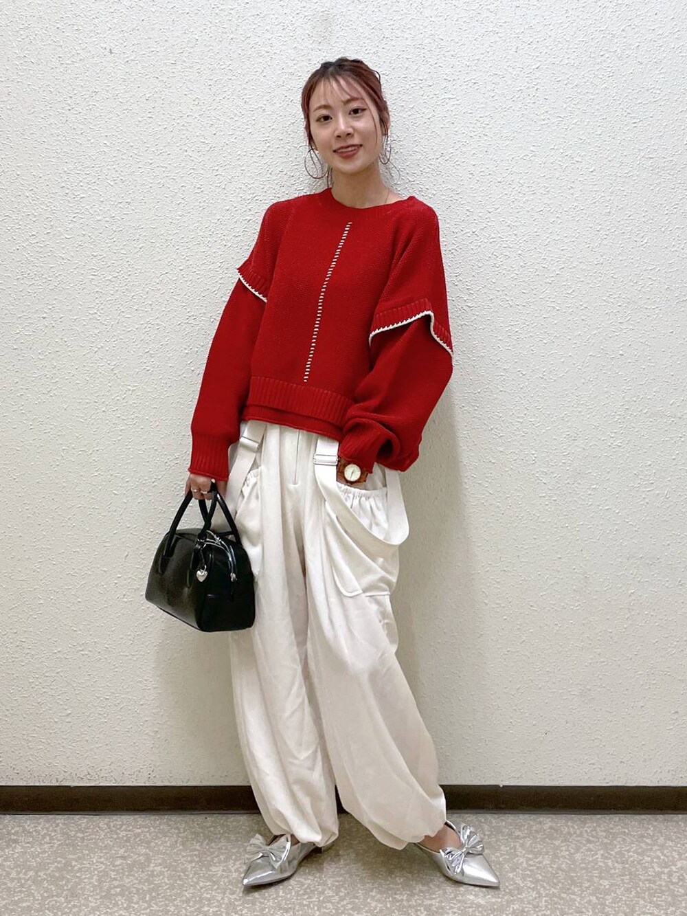 シルバー系のパンプス、ホワイト系のワンピース、ブラック系のボストンバッグを着用したレディースの秋コーディネートの2枚目の写真