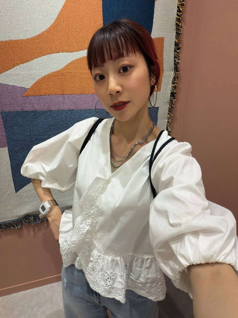 ゴールド系のタンクトップ、ブルー系のデニムパンツ、ホワイト系のシャツ/ブラウスを着用したレディースの春コーディネートの4枚目の写真
