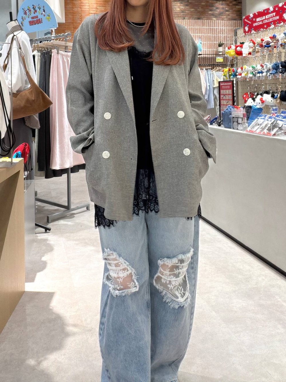 グレー系のテーラードジャケット、ブラック系のTシャツ/カットソー、ブルー系のデニムパンツを着用したレディースの春コーディネートの7枚目の写真