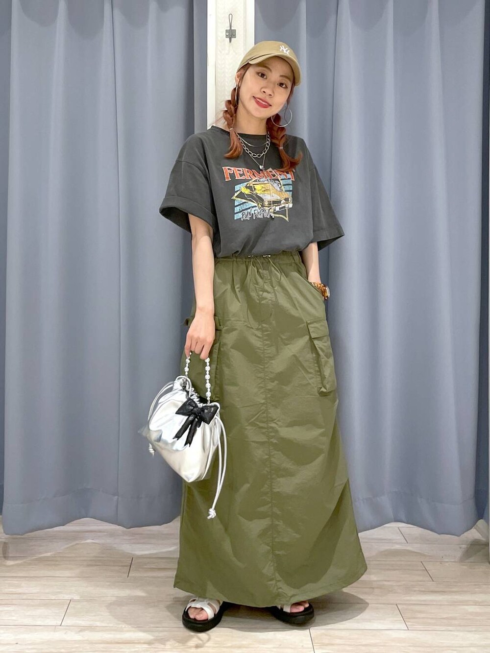 「差し色コーデ、カジュアル、オーバーサイズ、テーマパーク、デート/ロマンティック、春コーデ、夏コーデ、女子会、旅行、ショルダーバッグ、LOWRYS FARM、スカート、サンダル、Tシャツ、おでかけ」|「LOWRYS FARMのループタイネックレス 111654(ネックレス、グレー系)」を使った、さとめぐさん(レディース・159cm)の夏コーディネートの3枚目の写真