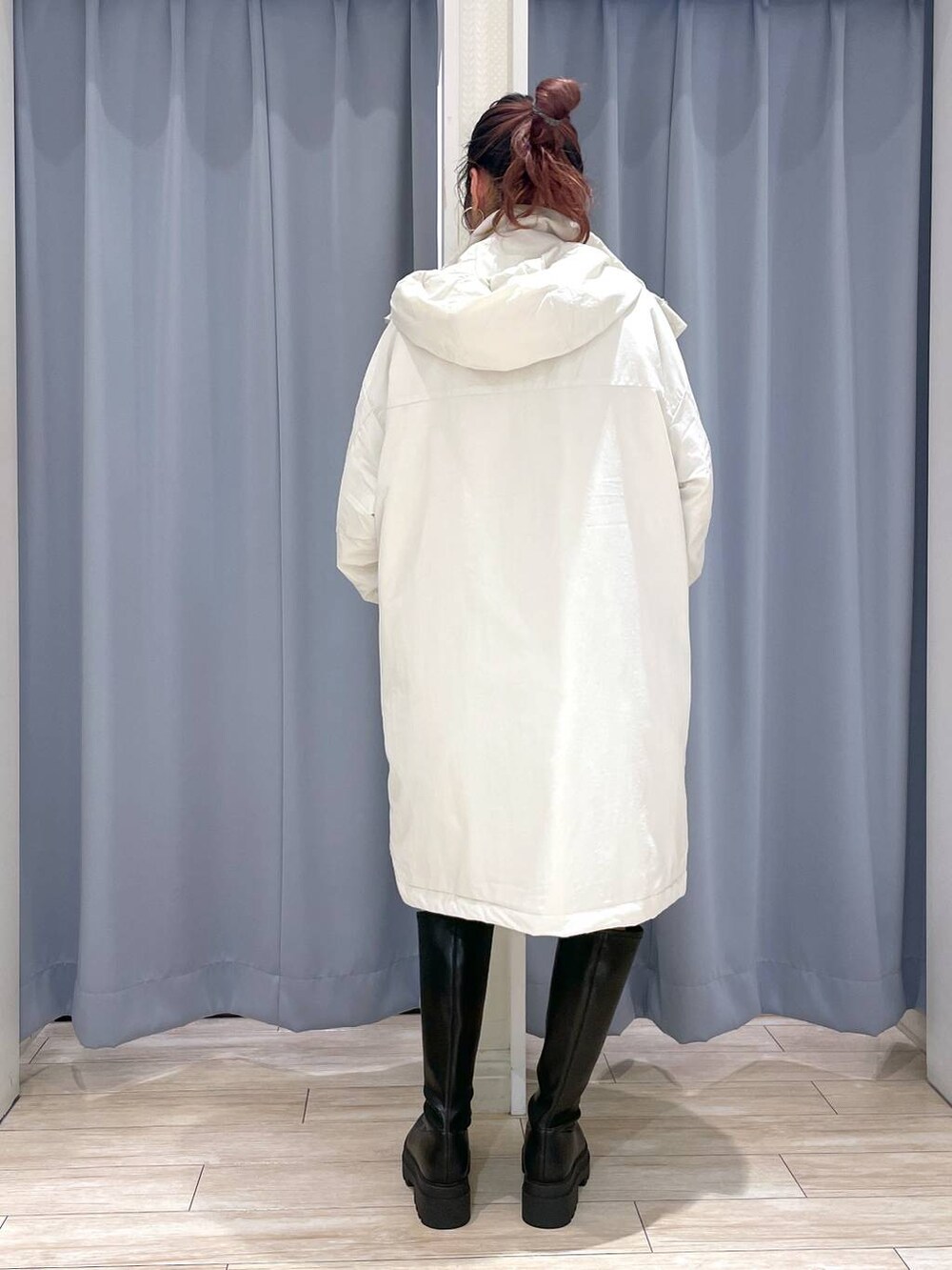 ブラック系のTシャツ/カットソー、ホワイト系のテーラードジャケット、ブラック系のその他パンツを着用したレディースの秋コーディネートの6枚目の写真