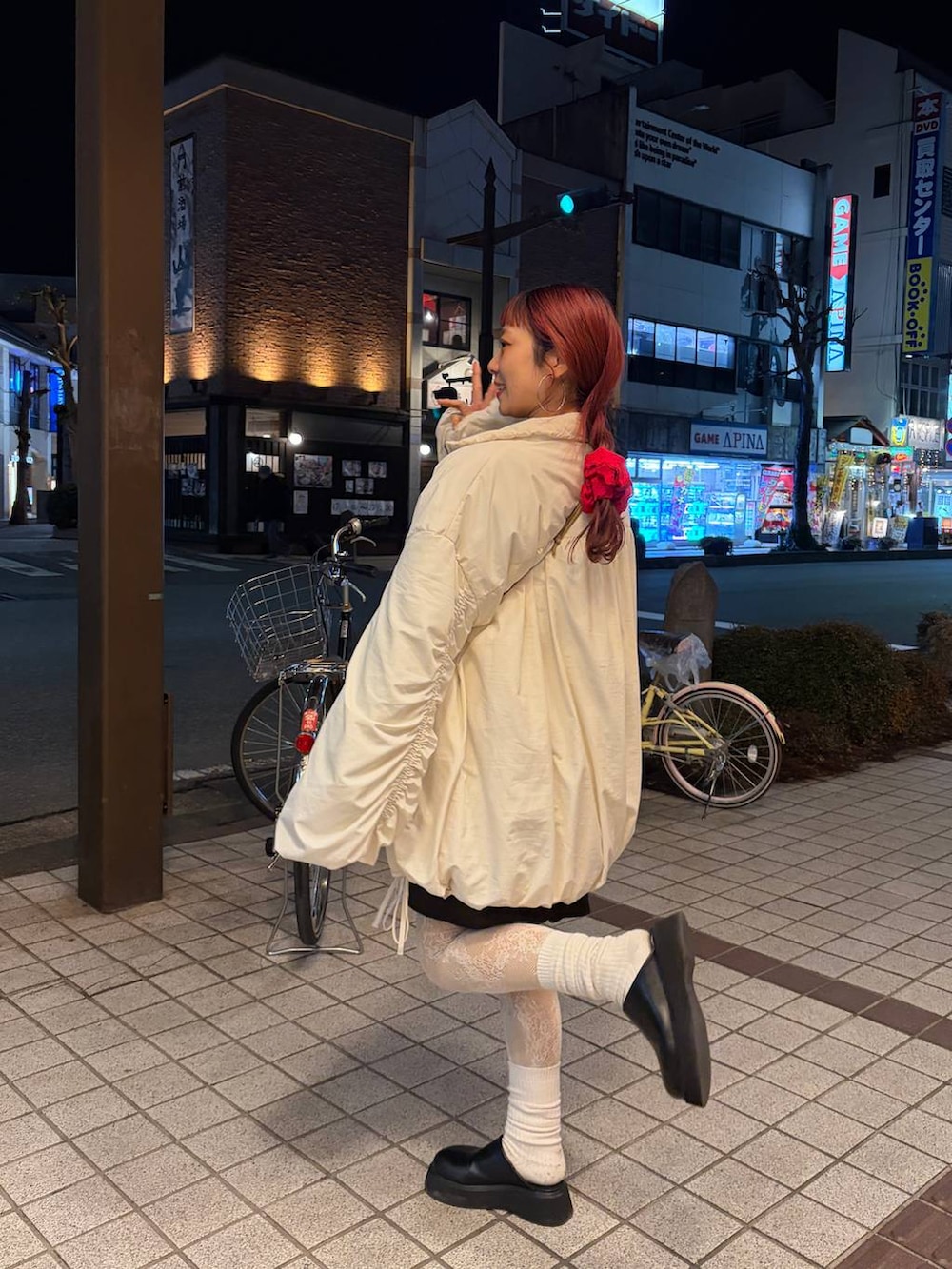 ブラック系のサンダル、ベージュ系のショルダーバッグ、ブラック系のワンピースを着用したレディースの冬コーディネートの4枚目の写真