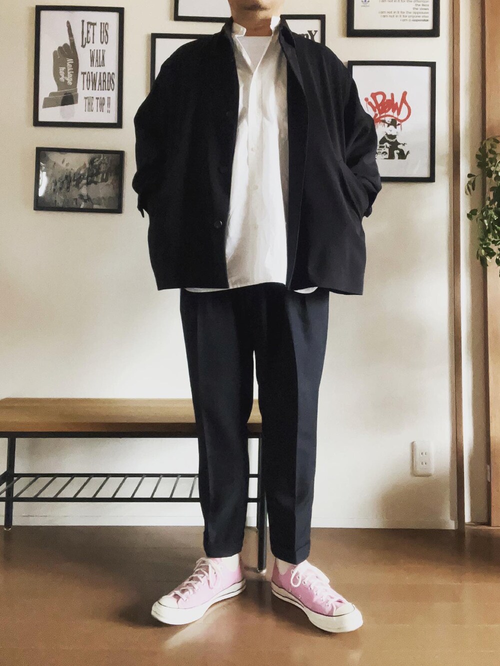 ブラック系のブルゾン、ブラック系のスラックスを着用したメンズの春コーディネートの2枚目の写真