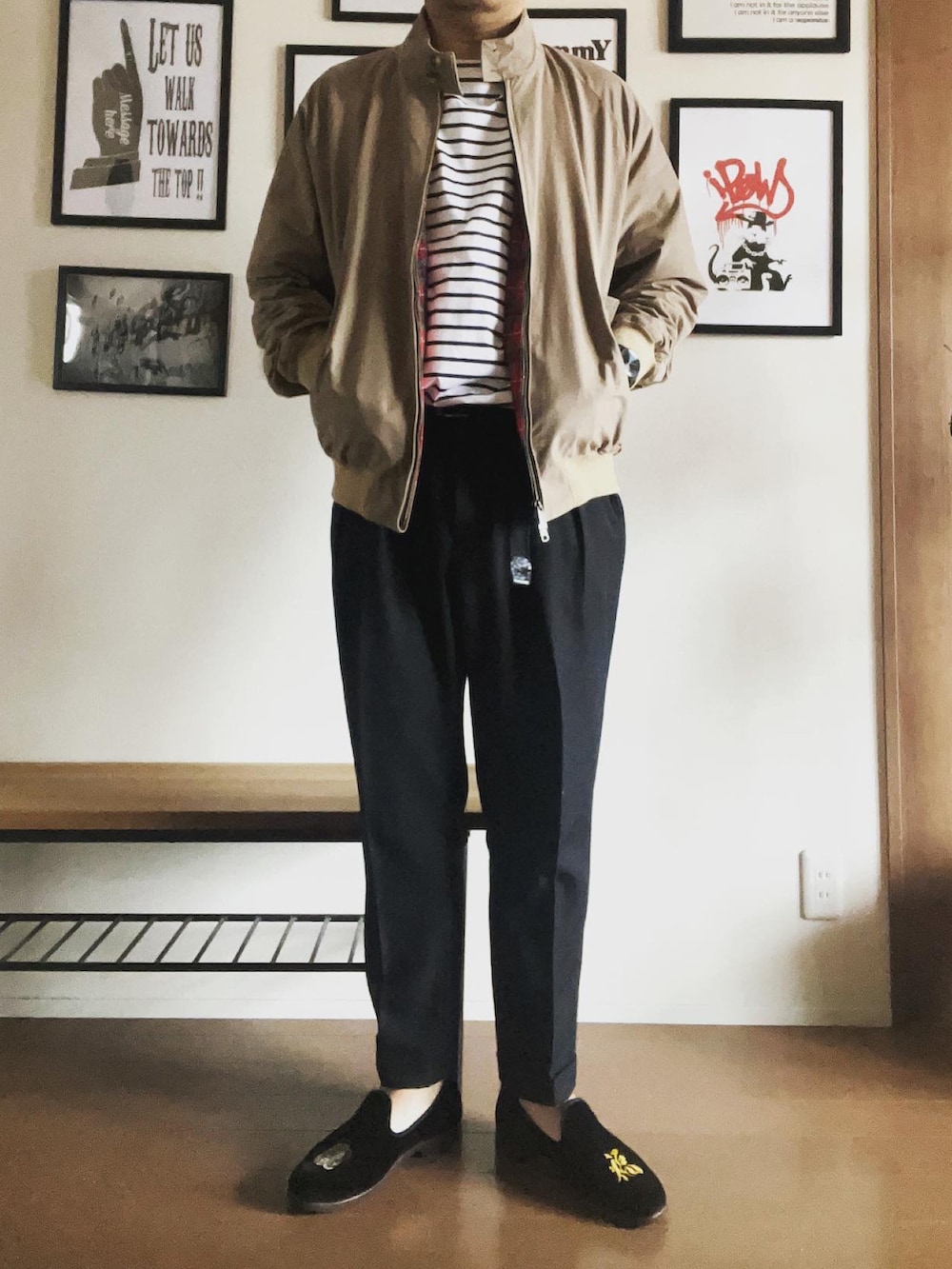 ベージュ系のブルゾン、ブラック系のスラックス、ブラック系のスリッポンを着用したメンズの秋コーディネートの2枚目の写真