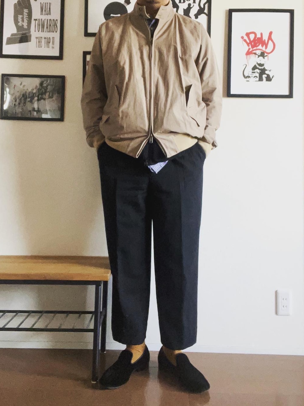 ベージュ系のブルゾン、ブラック系のスラックス、ブラック系のスリッポンを着用したメンズの冬コーディネートの2枚目の写真