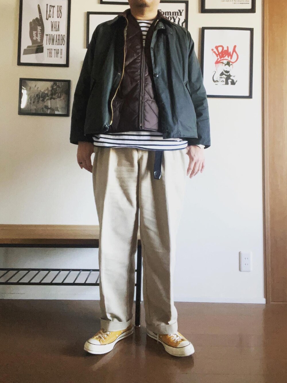 グリーン系のその他アウター、イエロー系のスニーカー、ベージュ系のスラックスを着用したメンズの冬コーディネートの2枚目の写真