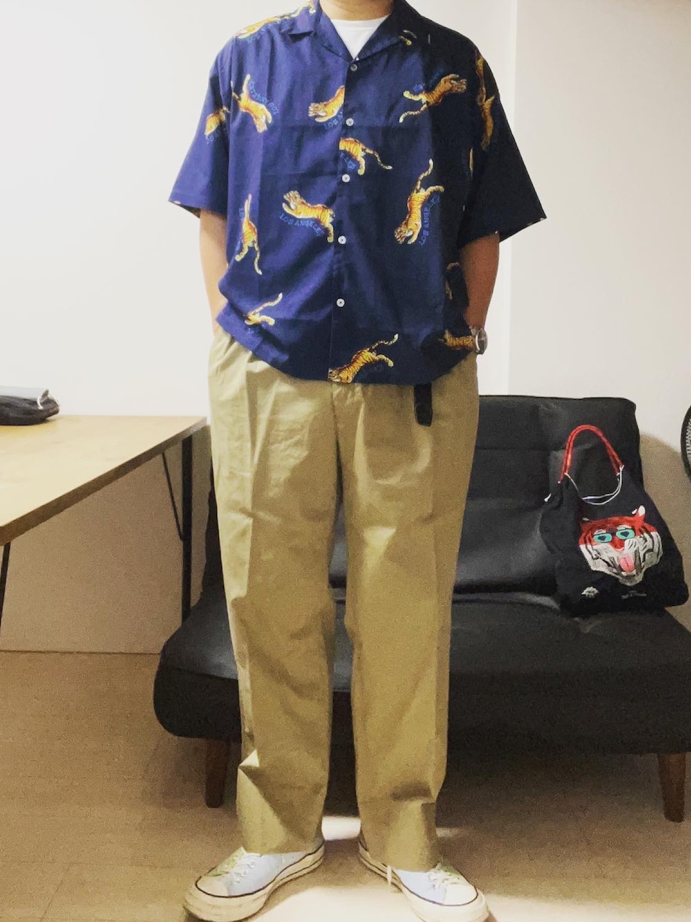 ブルー系のシャツ/ブラウス、ベージュ系のチノパンツ、ピンク系のスニーカーを着用したメンズの春コーディネートの2枚目の写真