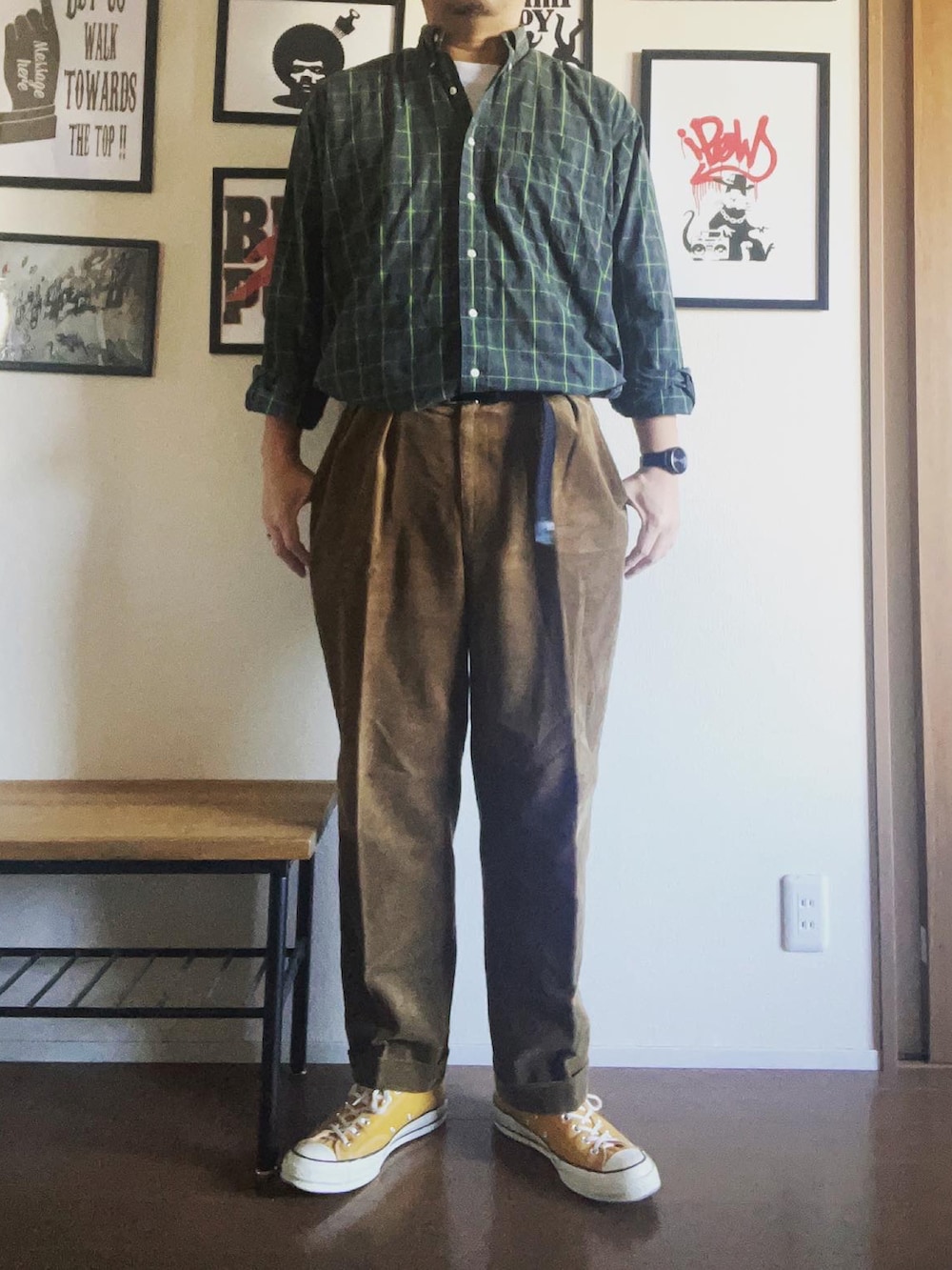 グリーン系のシャツ/ブラウス、ブラウン系のスラックス、イエロー系のスニーカーを着用したメンズの秋コーディネートの2枚目の写真