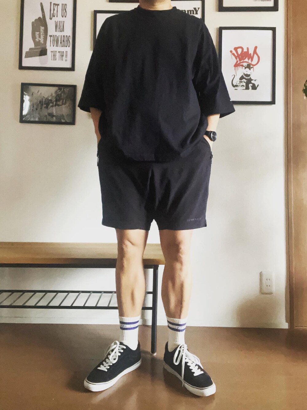 ブラック系のTシャツ/カットソーを着用したメンズの夏コーディネートの2枚目の写真