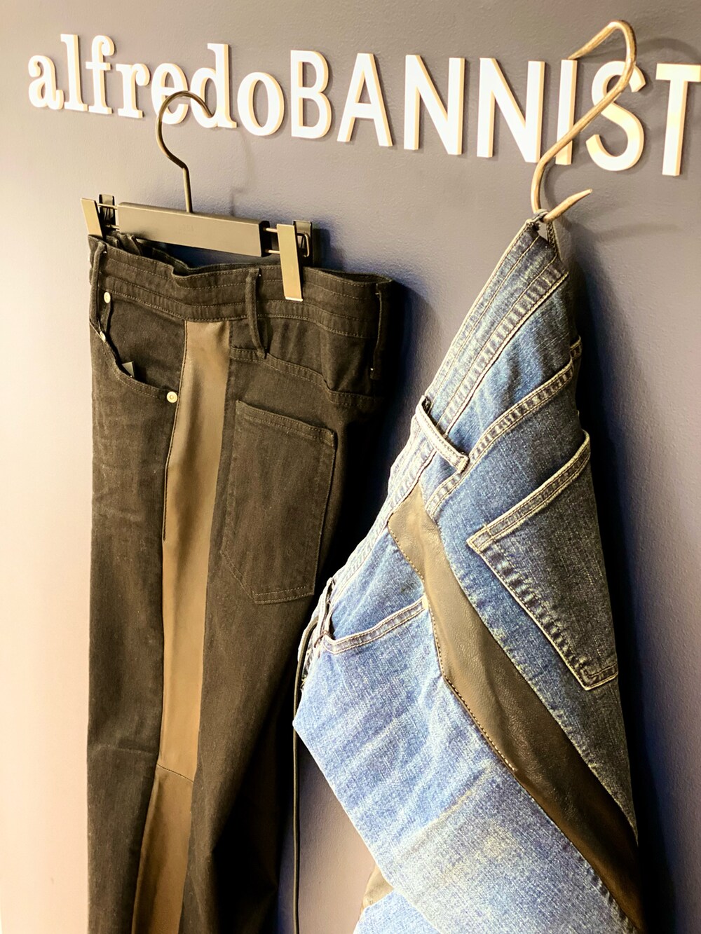 ブラック系のデニムパンツ、ブラック系のブルゾン、ブラック系のブーツを着用したメンズの冬コーディネートの2枚目の写真