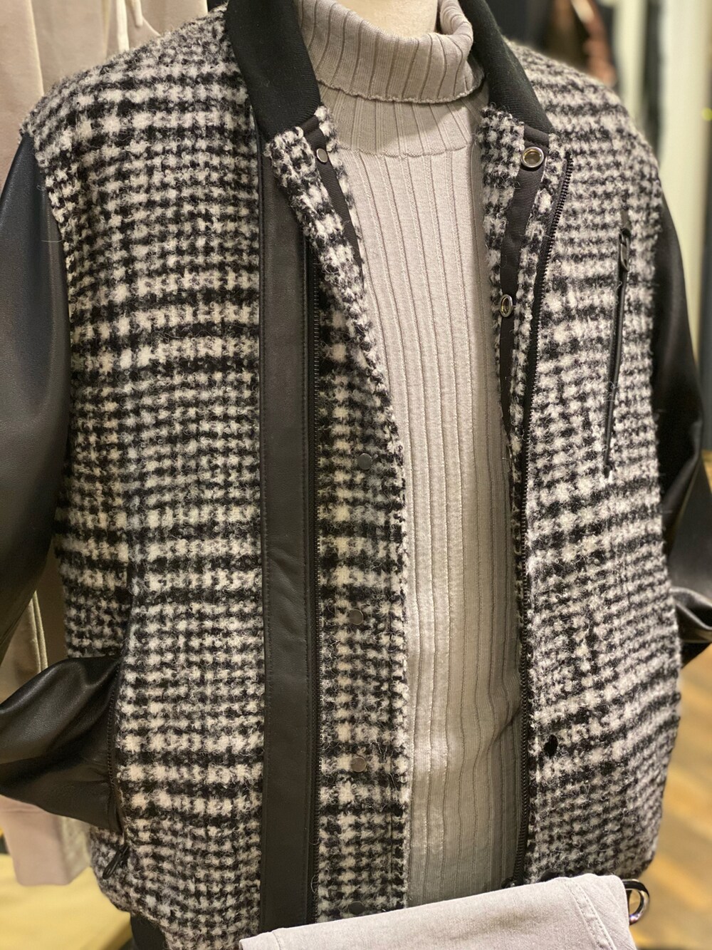 ブラック系のデニムパンツ、ブラック系のブルゾン、ブラック系のブーツを着用したメンズの冬コーディネートの3枚目の写真