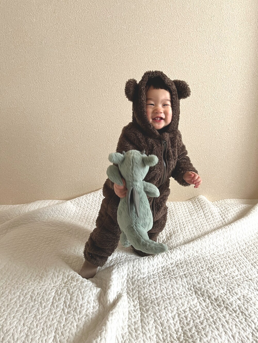 「キッズファッション、男の子コーデ、お散歩コーデ、くまさん、シンプルコーデ、ブラウンコーデ」｜「pairmanonの【ふわふわボア】【かぞくおそろい】【ベビー】ボアフリースフード耳付きジップカバーオール（ロンパース、ブラウン系）」を使った、manamoriさん（キッズ・70cm）の冬コーディネートの2枚目の写真