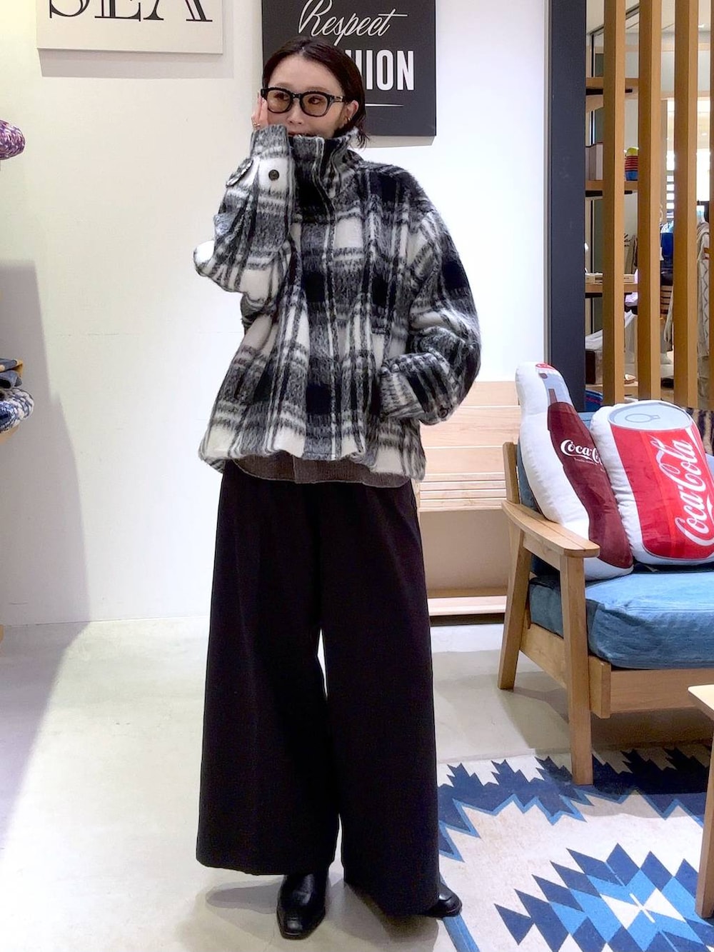 ブラック系のその他パンツ、ブラック系のブーツ、ホワイト系のその他アウターを着用したレディースの秋コーディネートの5枚目の写真