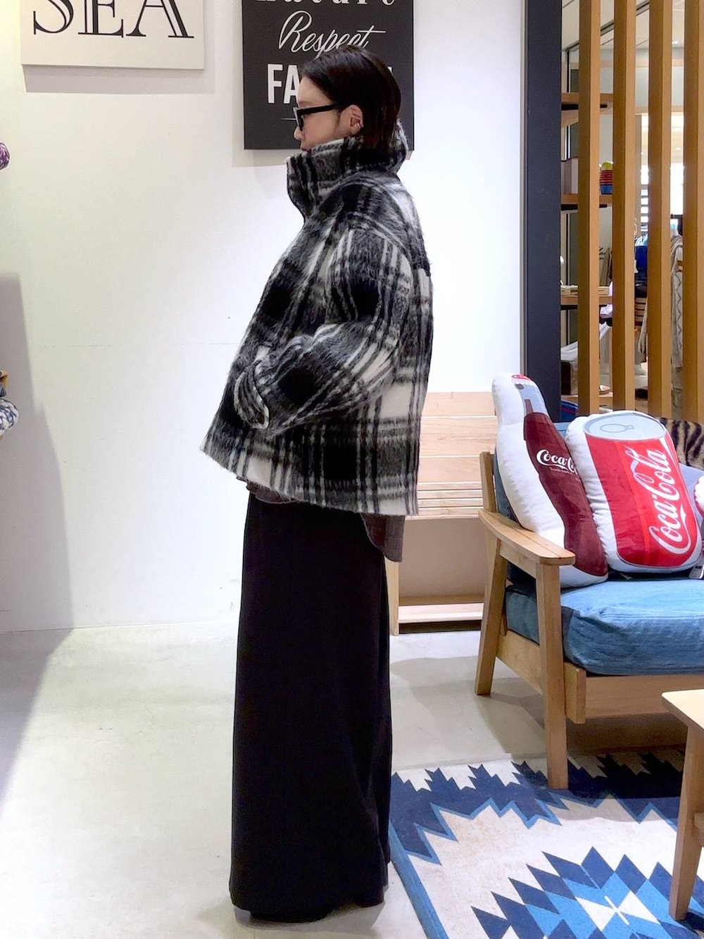 ブラック系のその他パンツ、ブラック系のブーツ、ホワイト系のその他アウターを着用したレディースの秋コーディネートの3枚目の写真