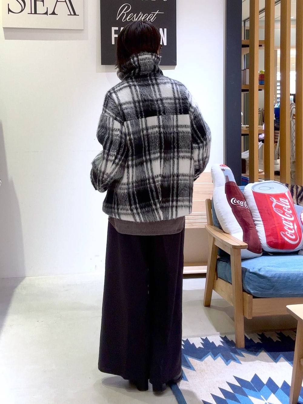 ブラック系のその他パンツ、ブラック系のブーツ、ホワイト系のその他アウターを着用したレディースの秋コーディネートの4枚目の写真