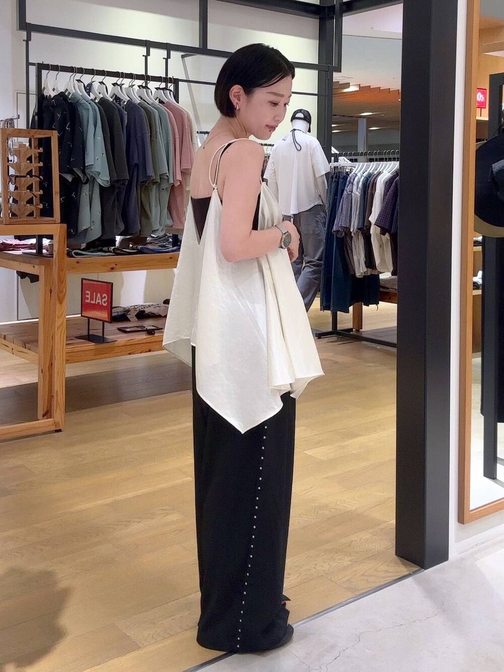 ブラック系のその他パンツ、ベージュ系のキャミソール、ブラック系のサンダルを着用したレディースの夏コーディネートの2枚目の写真