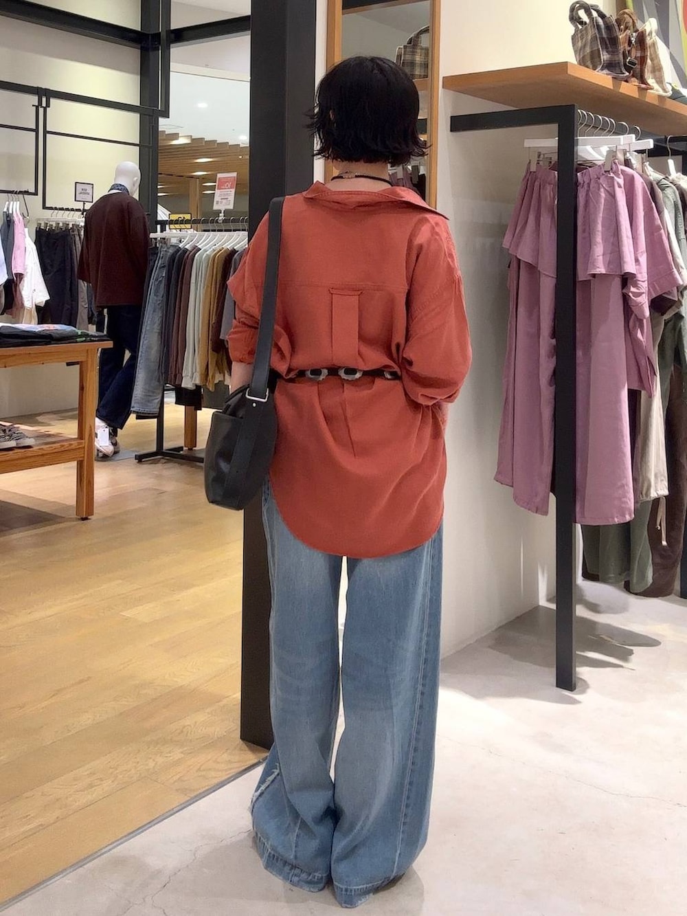 ブラウン系のパンプス、ブルー系のデニムパンツ、ブラウン系のシャツ/ブラウスを着用したレディースの夏コーディネートの2枚目の写真