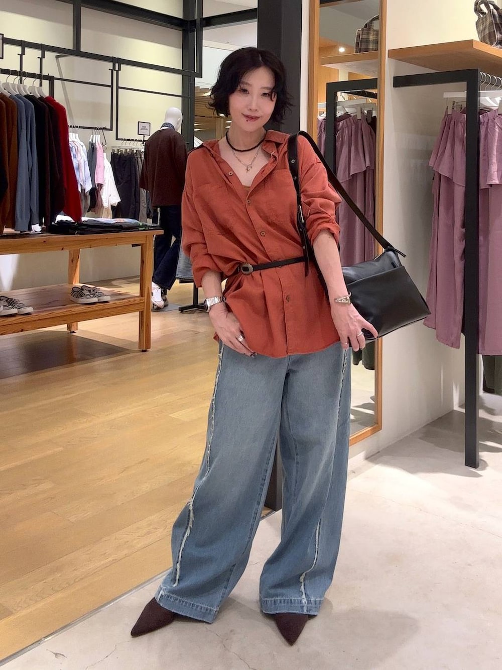 ブラウン系のパンプス、ブルー系のデニムパンツ、ブラウン系のシャツ/ブラウスを着用したレディースの夏コーディネートの4枚目の写真