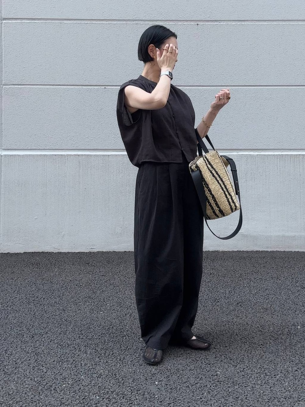 ホワイト系のその他パンツ、ベージュ系のトートバッグ、ブラック系のパンプスを着用したレディースの夏コーディネートの6枚目の写真