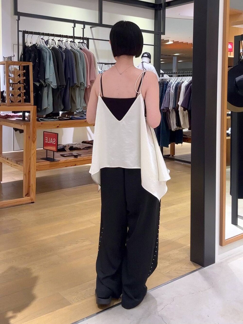 ブラック系のその他パンツ、ベージュ系のキャミソール、ブラック系のサンダルを着用したレディースの夏コーディネートの3枚目の写真