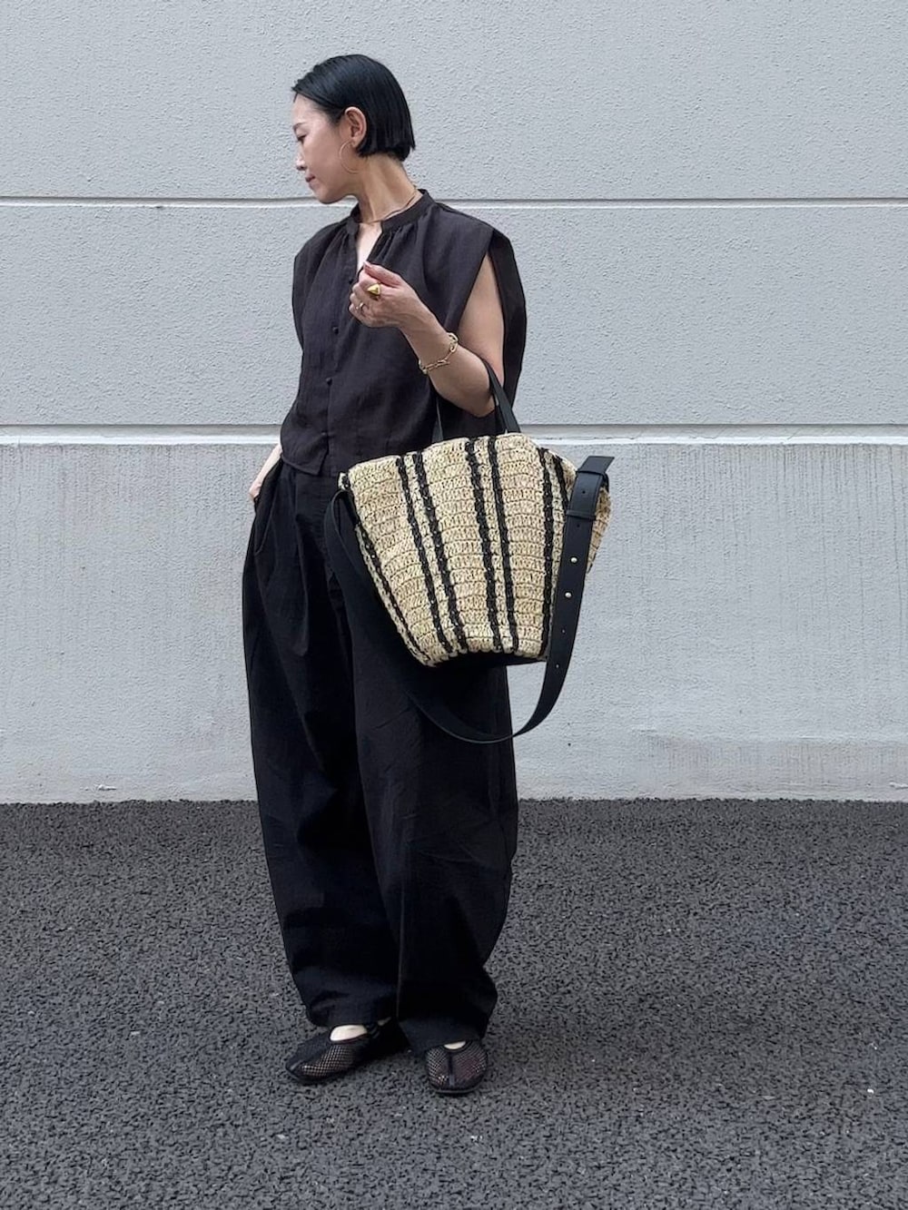 ホワイト系のその他パンツ、ベージュ系のトートバッグ、ブラック系のパンプスを着用したレディースの夏コーディネートの4枚目の写真