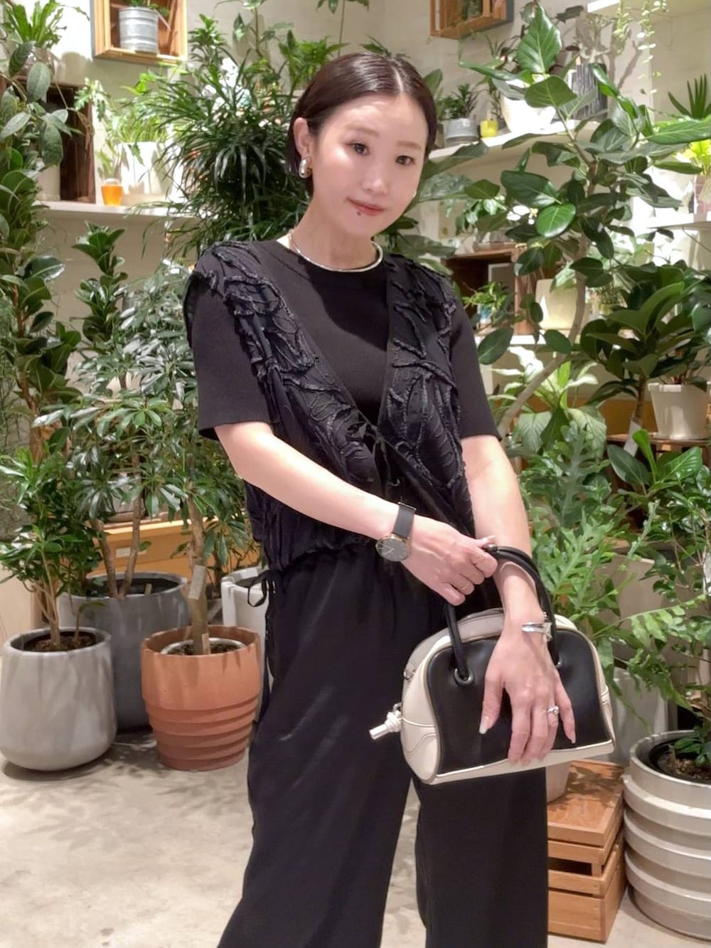 「若見え、女子ウケ、カジュアル、ママコーデ、骨格ウェーブ、BAYFLOW、Over40スタッフ、きれいめ、モード、ブラックコーデ、ベスト、パンツ、高見え、秋コーデ、新作」｜「BAYFLOWの[スタイルアップ]厚底サボサンダル（サンダル、ブラック系）」を使った、hiroeさん（レディース・158cm）の夏コーディネートの4枚目の写真