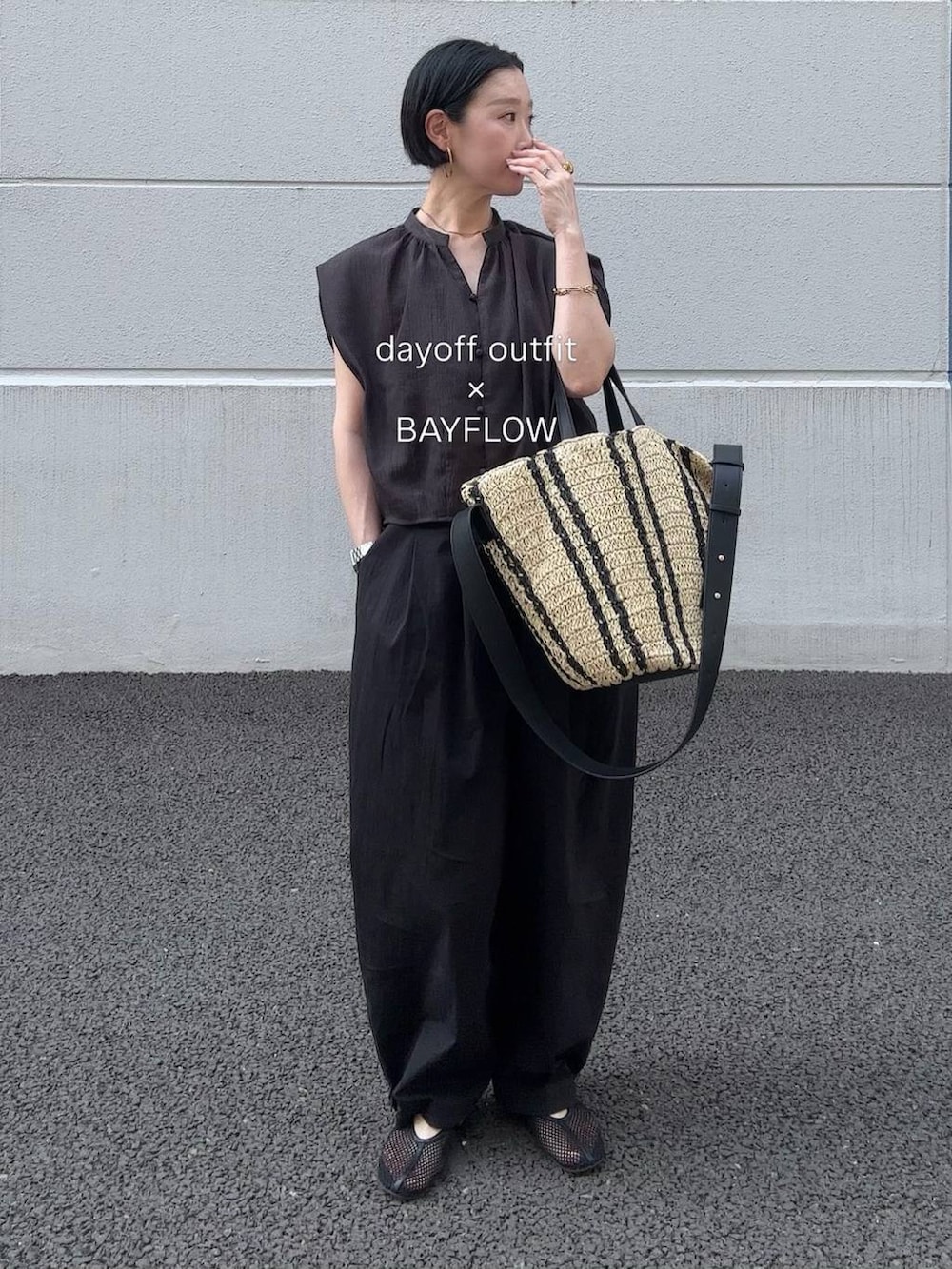ホワイト系のその他パンツ、ベージュ系のトートバッグ、ブラック系のパンプスを着用したレディースの夏コーディネートの5枚目の写真