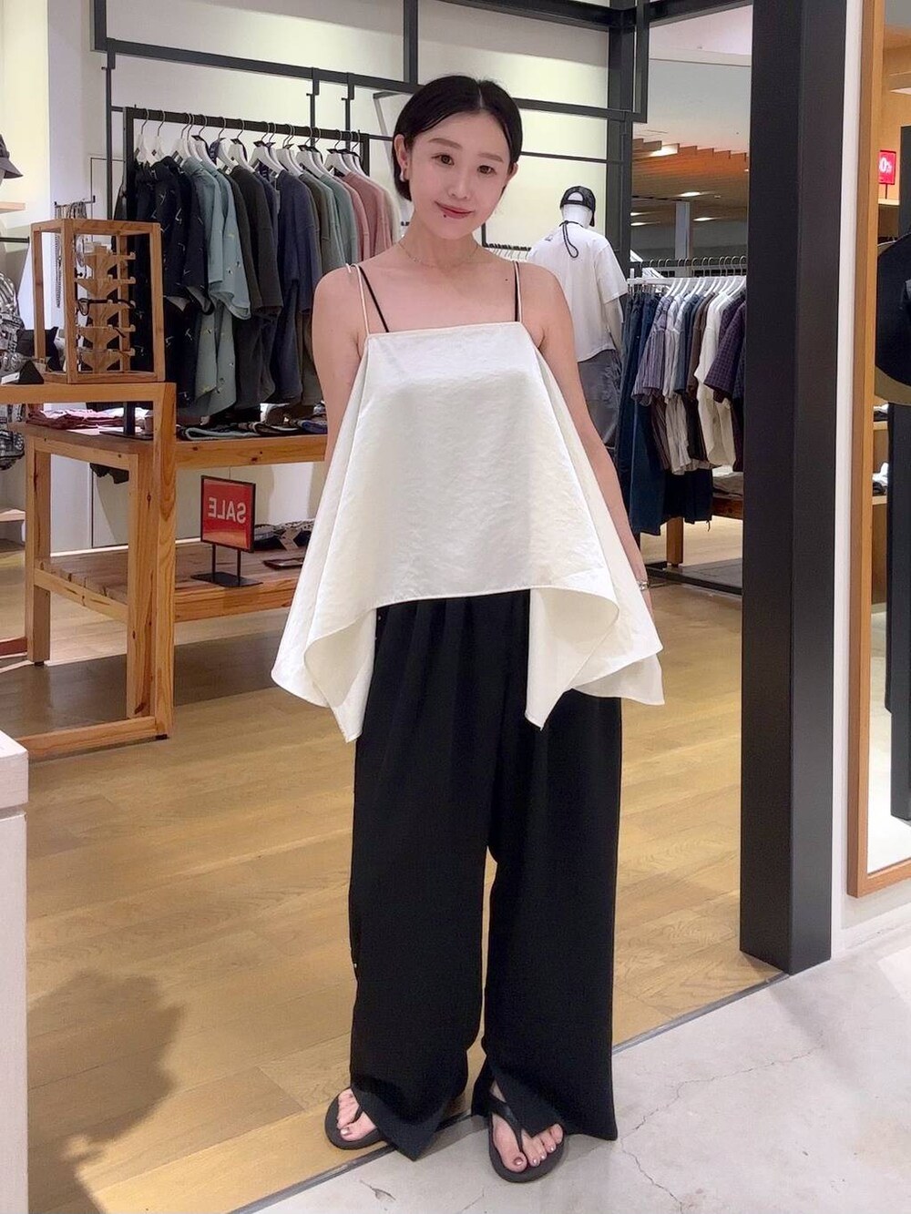 ブラック系のその他パンツ、ベージュ系のキャミソール、ブラック系のサンダルを着用したレディースの夏コーディネートの4枚目の写真