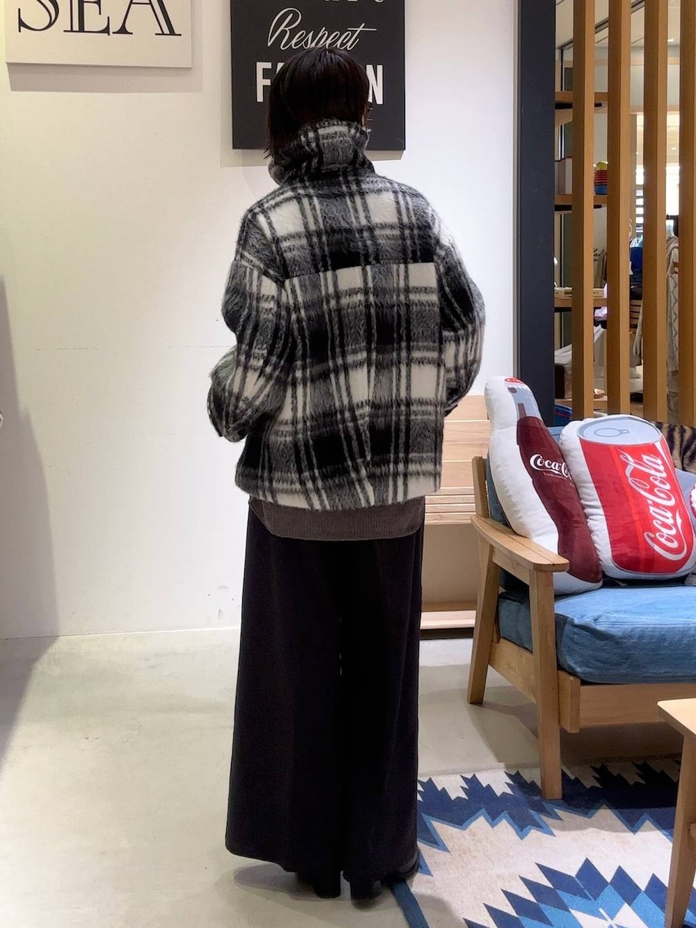 ブラック系のその他パンツ、ブラック系のブーツ、ホワイト系のその他アウターを着用したレディースの秋コーディネートの2枚目の写真