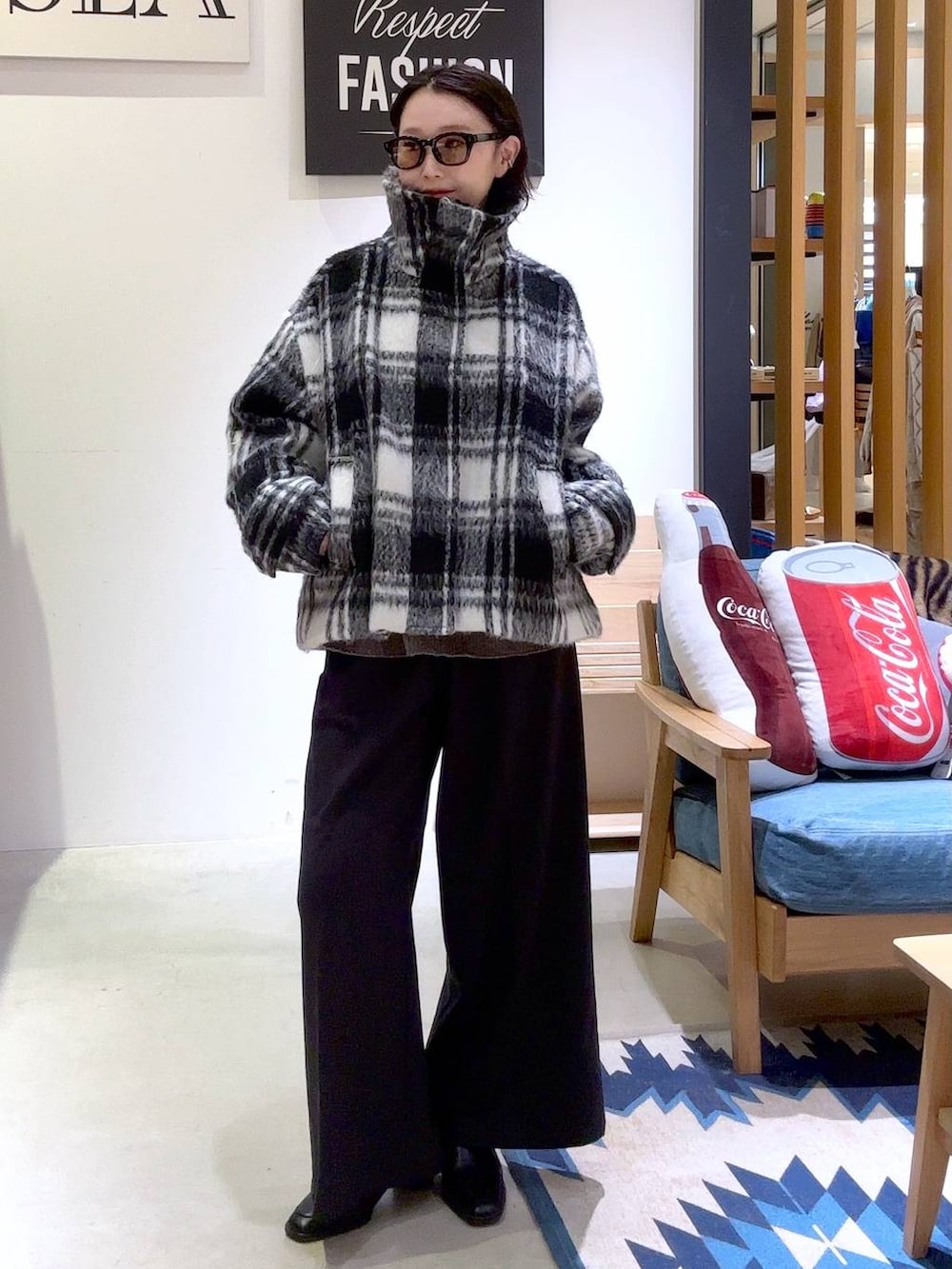 ブラック系のその他パンツ、ブラック系のブーツ、ホワイト系のその他アウターを着用したレディースの秋コーディネートの6枚目の写真