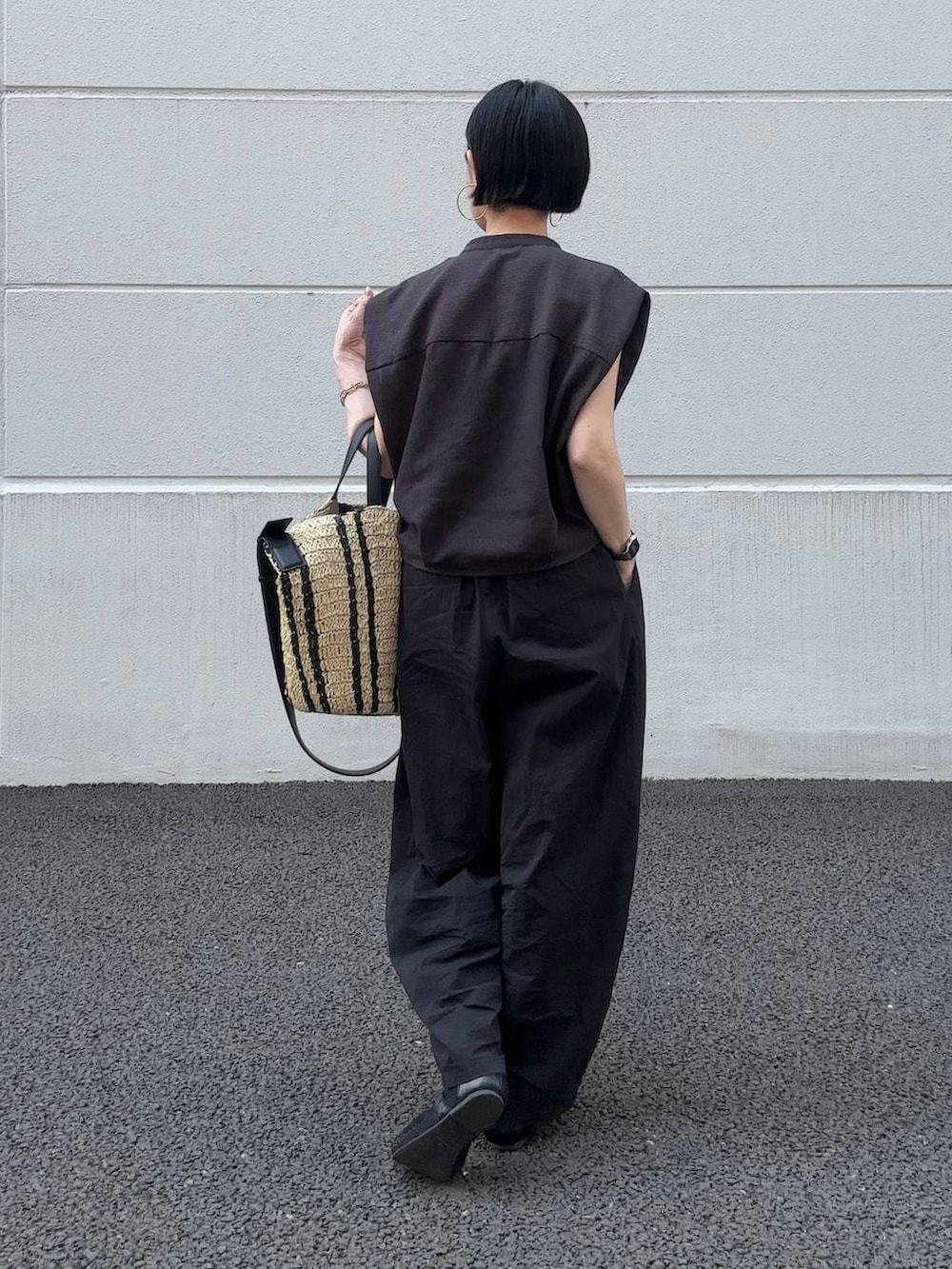 ホワイト系のその他パンツ、ベージュ系のトートバッグ、ブラック系のパンプスを着用したレディースの夏コーディネートの3枚目の写真